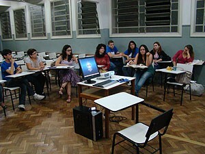 0726-apresentacao_trabalhos_promove_aproximacao_entre_profissionais_estudantes01-300x225.jpg