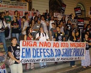 3-manifestacao-contra-ato-medico-reune-350-pessoas-na-cinelandia04-300x240.jpg